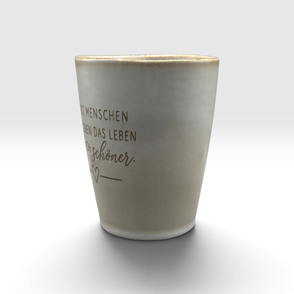 Gravierte Keramiktasse „Es gibt Menschen, die machen das Leben einfach schöner“ – 220 ml