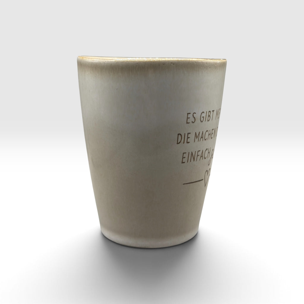 Gravierte Keramiktasse „Es gibt Menschen, die machen das Leben einfach schöner“ – 220 ml