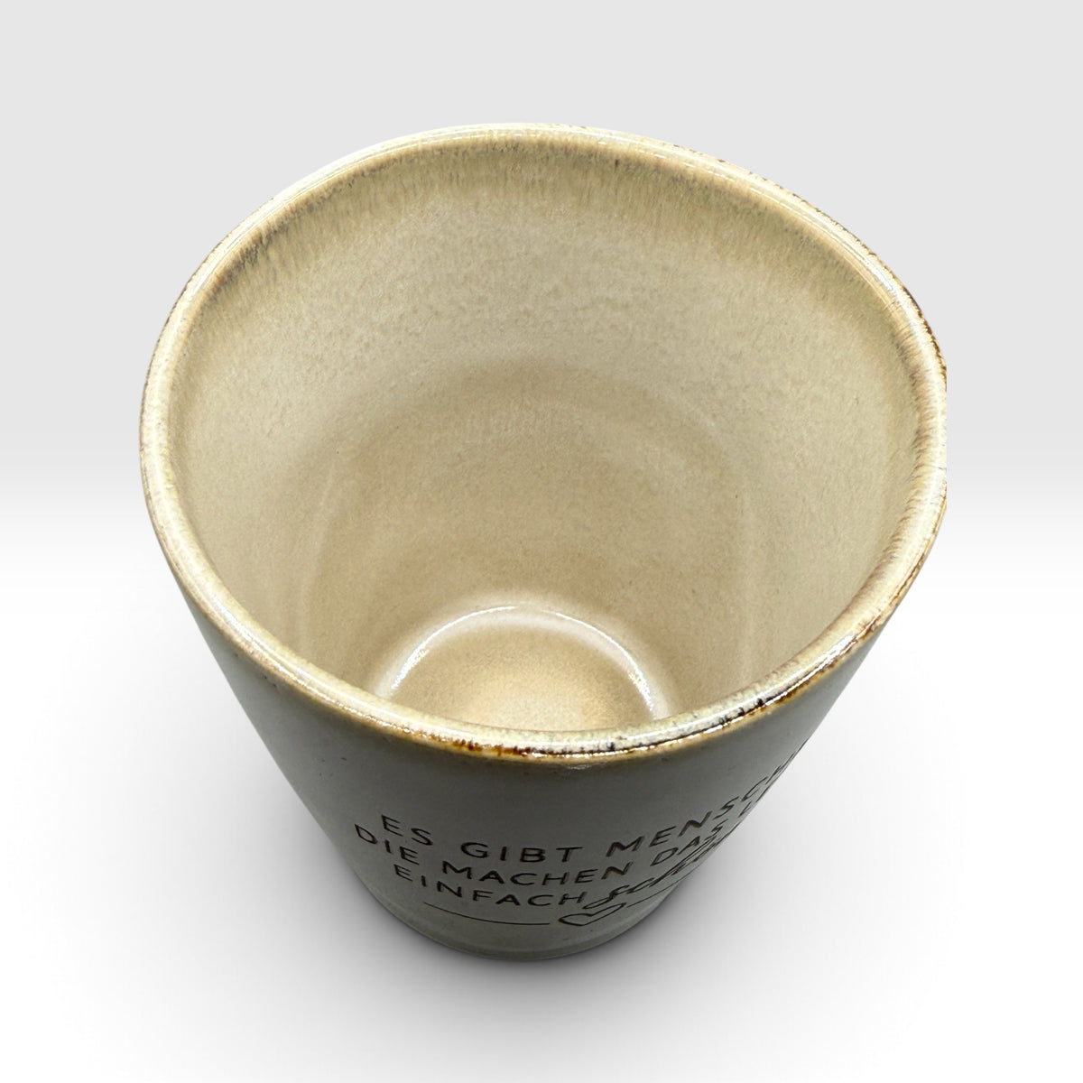 Gravierte Keramiktasse „Es gibt Menschen, die machen das Leben einfach schöner“ – 220 ml