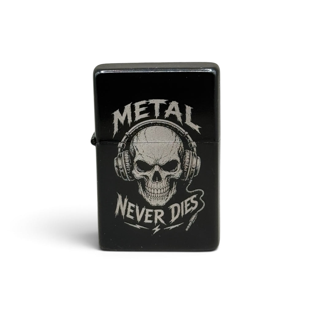 Schwarzes Benzinfeuerzeug mit Metal-Never-Dies-Gravur, Totenkopf und Kopfhörern, Frontansicht