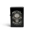 Schwarzes Benzinfeuerzeug mit Metal-Never-Dies-Gravur, Totenkopf und Kopfhörern, Frontansicht