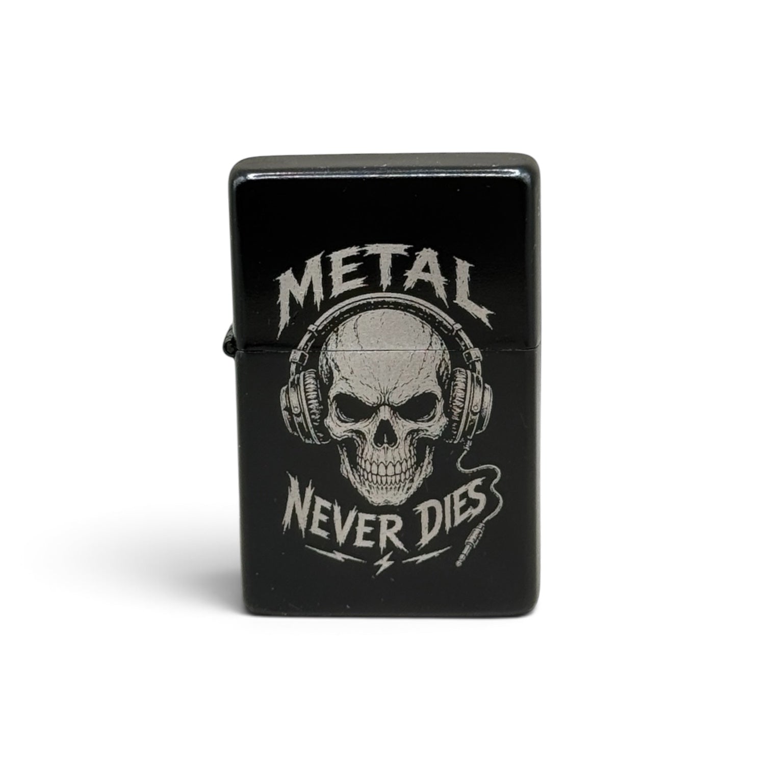 Schwarzes Benzinfeuerzeug mit Metal-Never-Dies-Gravur, Totenkopf und Kopfhörern, Frontansicht