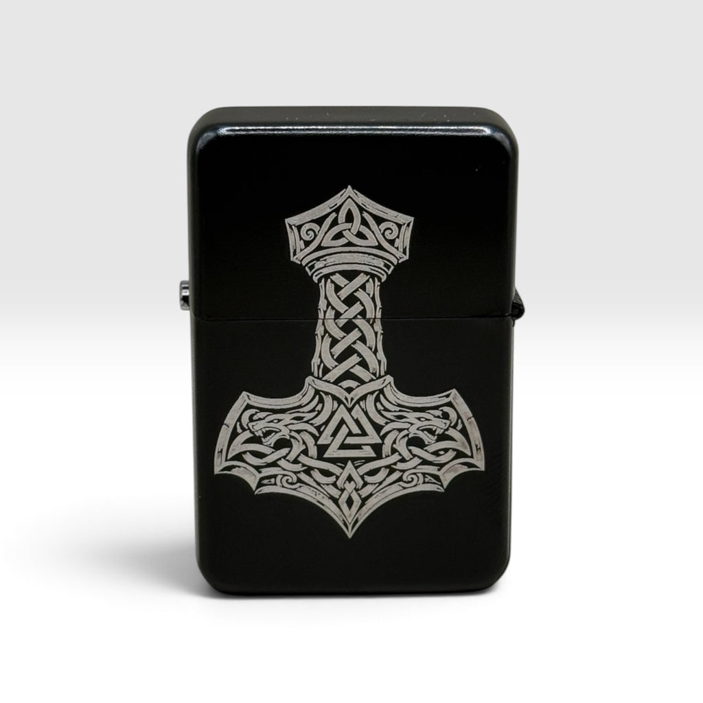 Schwarzes Benzinfeuerzeug mit Gravur – Thors Hammer (Mjölnir), Vorderansicht