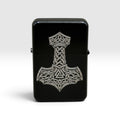 Schwarzes Benzinfeuerzeug mit Gravur – Thors Hammer (Mjölnir), Vorderansicht