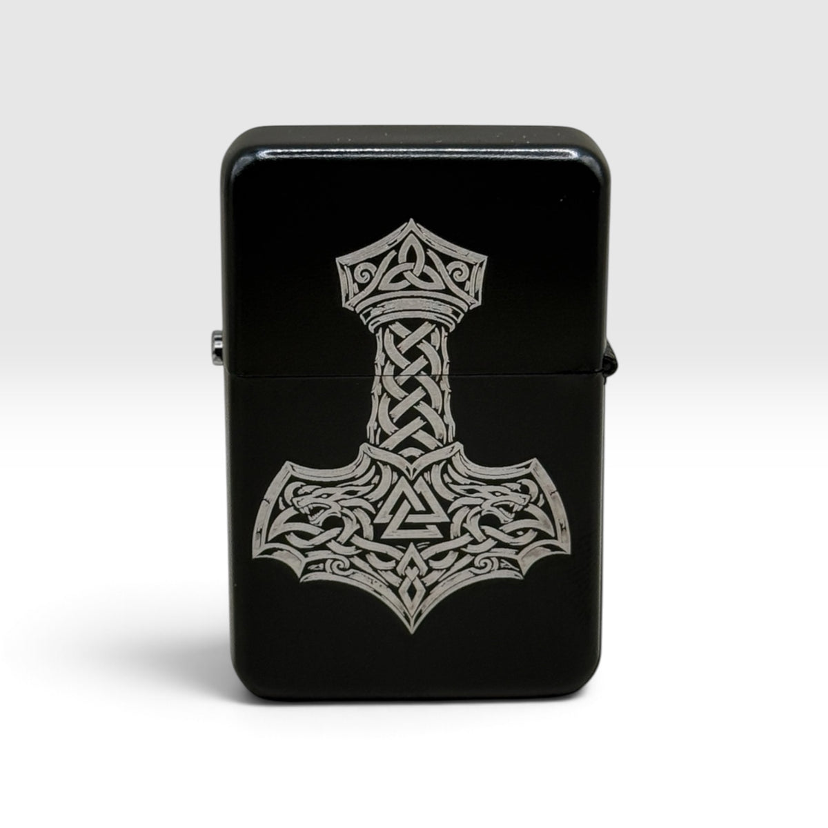 Schwarzes Benzinfeuerzeug mit Gravur – Thors Hammer (Mjölnir), Vorderansicht