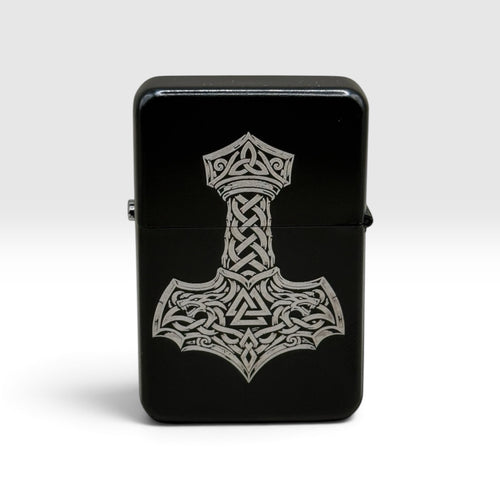 Schwarzes Benzinfeuerzeug mit Gravur – Thors Hammer (Mjölnir), Vorderansicht