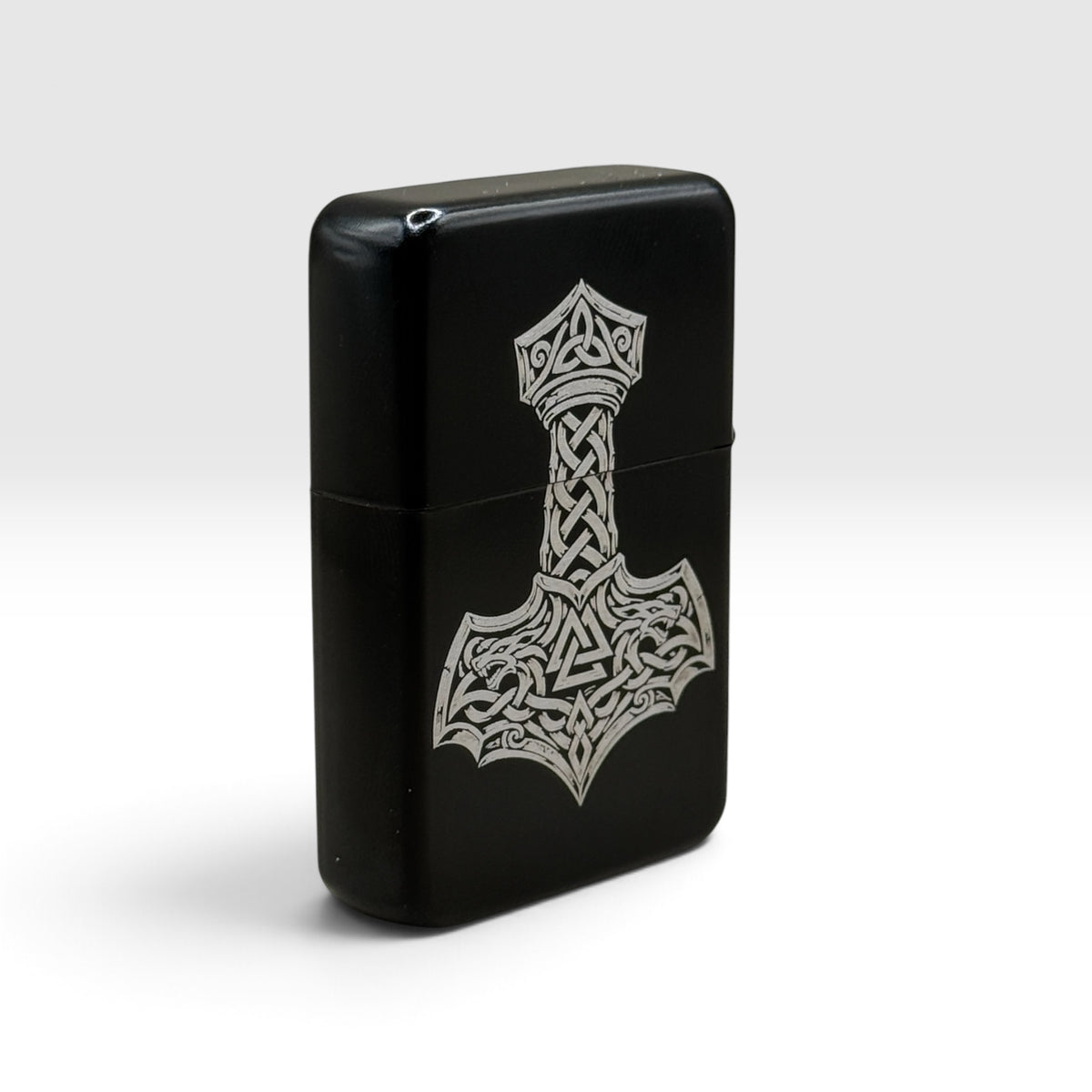 Schwarzes Benzinfeuerzeug mit Thors Hammer (Mjölnir), schräge Ansicht von links
