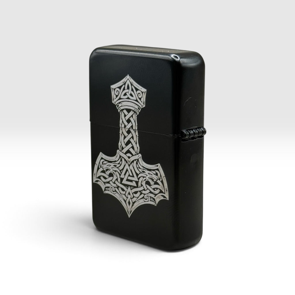 Graviertes Benzinfeuerzeug mit Thors Hammer (Mjölnir), schräge Ansicht von rechts