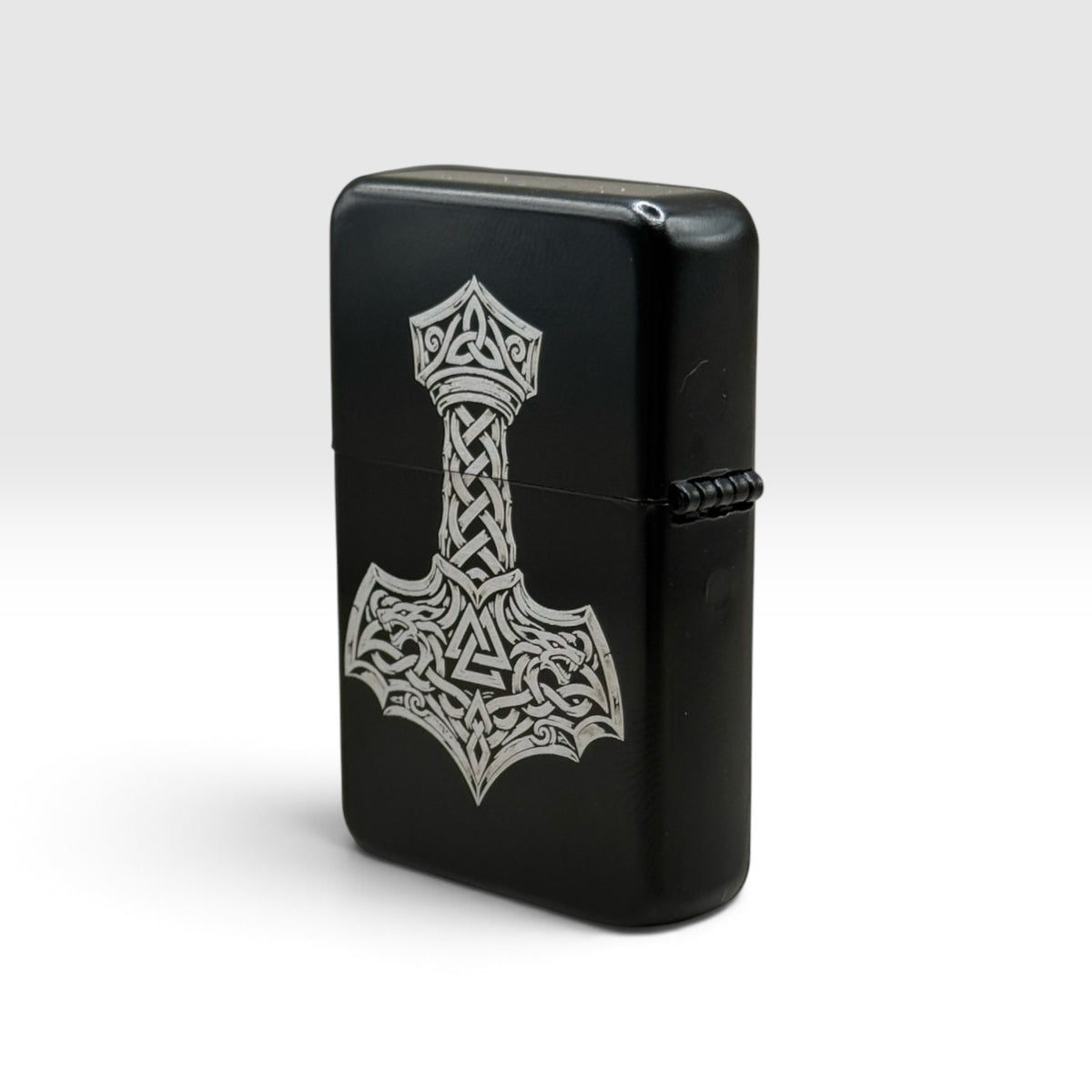 Graviertes Benzinfeuerzeug mit Thors Hammer (Mjölnir), schräge Ansicht von rechts