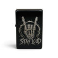 Schwarzes Benzinfeuerzeug mit Stay-Loud-Gravur und skelettiertem Metal-Handzeichen, Frontansicht