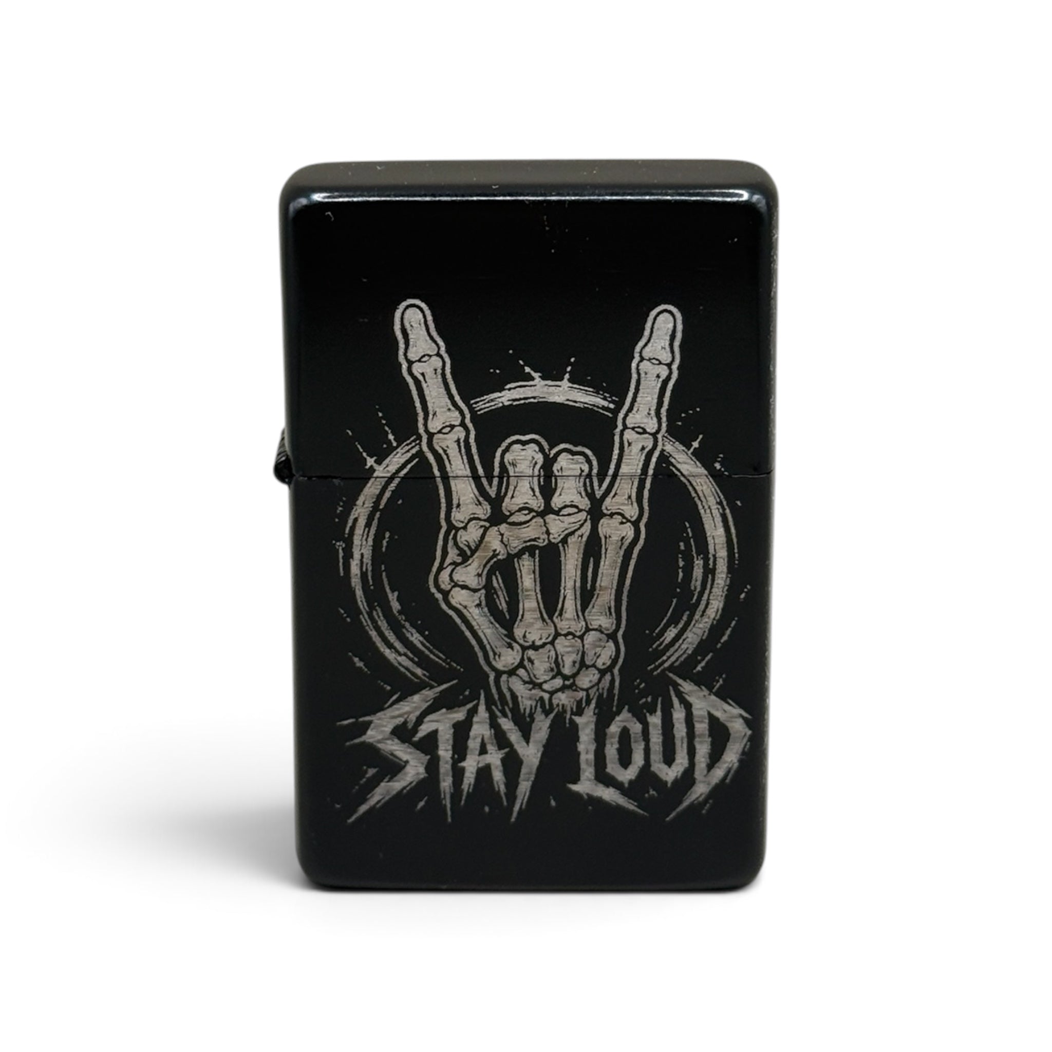 Schwarzes Benzinfeuerzeug mit Stay-Loud-Gravur und skelettiertem Metal-Handzeichen, Frontansicht