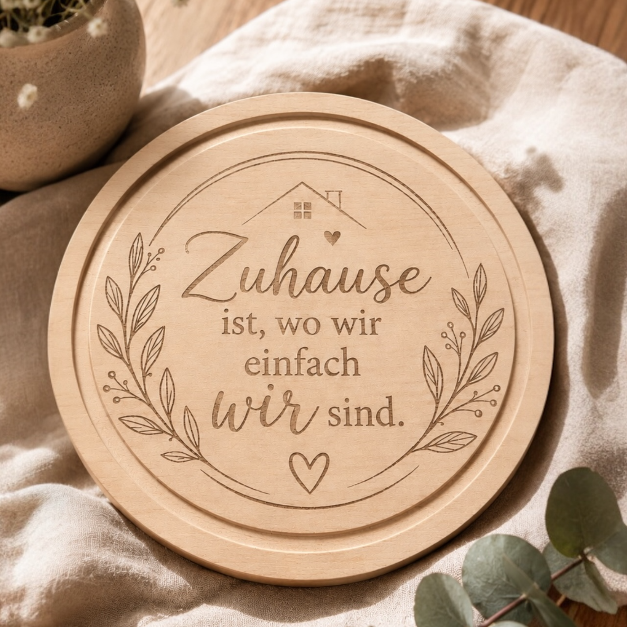 Rundes Schneidebrett aus Buchenholz mit hochwertiger Lasergravur als Einzugsgeschenk