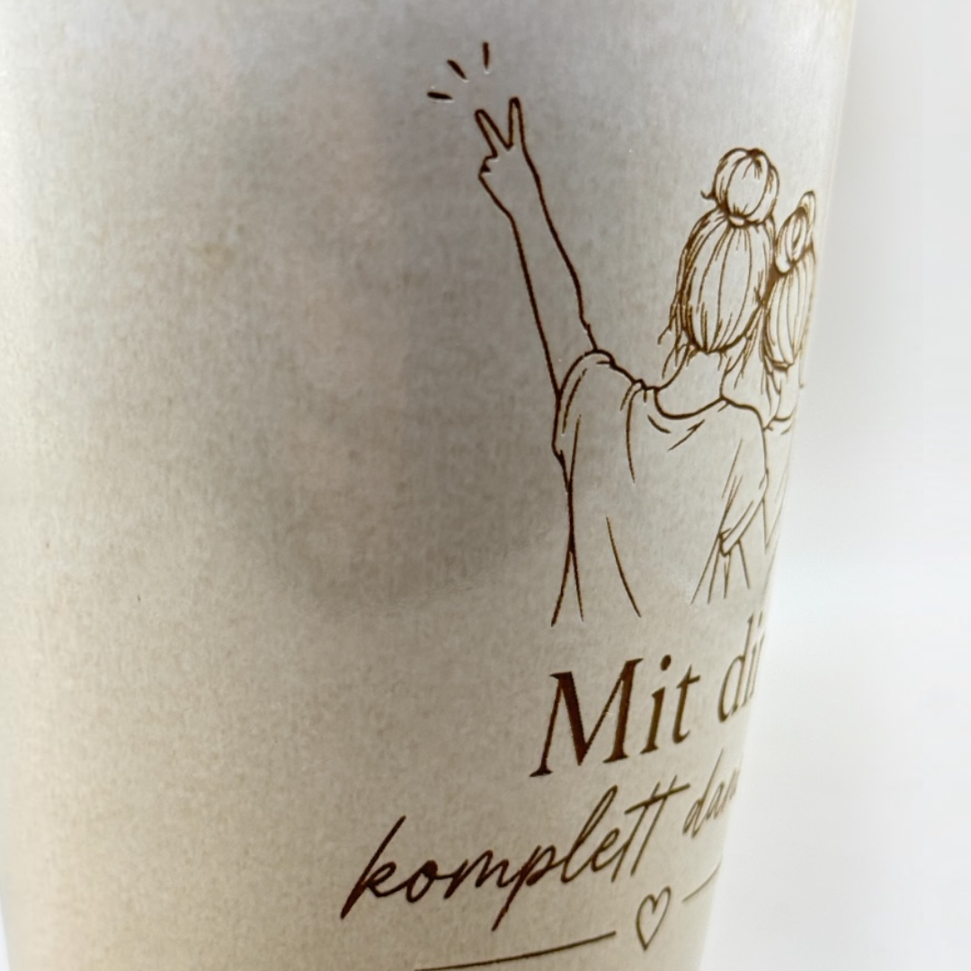 Detailaufnahme der Gravur mit zwei Freundinnen und dem Spruch „Mit dir komplett daneben“