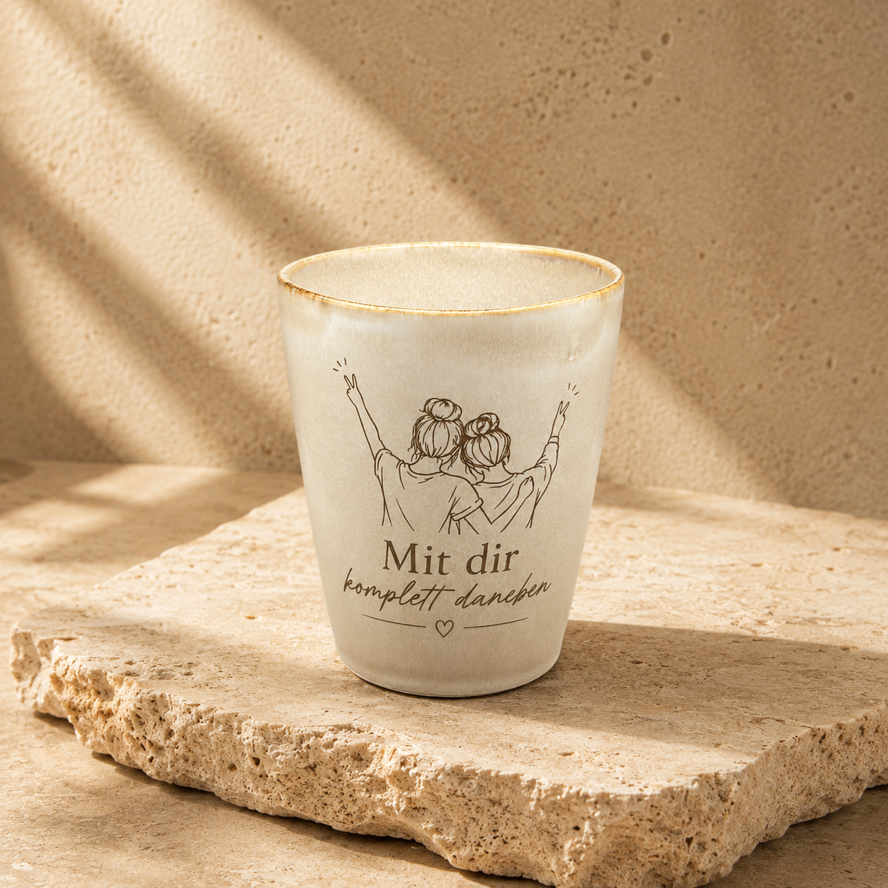 Gravierte Freundinnen-Tasse ohne Henkel auf hellem Naturstein mit dezenter Dekoration