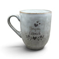 Graue Keramiktasse mit Gravur „Herzensmensch“, Herzen und floralem Motiv in Frontansicht