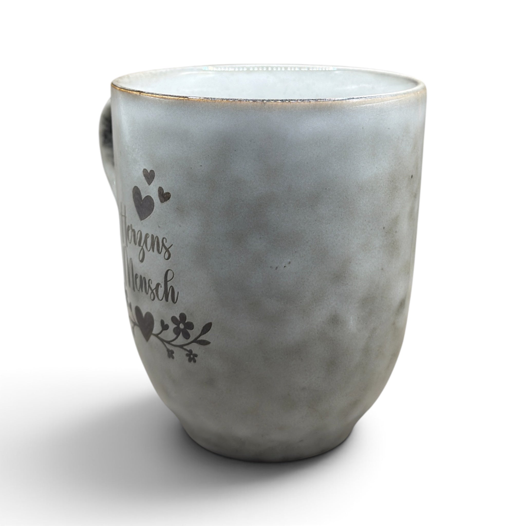 Graue Keramiktasse mit floralem Herzensmensch-Motiv in Seitenansicht