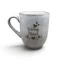 Graue Keramiktasse mit Gravur „Lieblingsmensch“, Herzen und floralem Motiv in Frontansicht