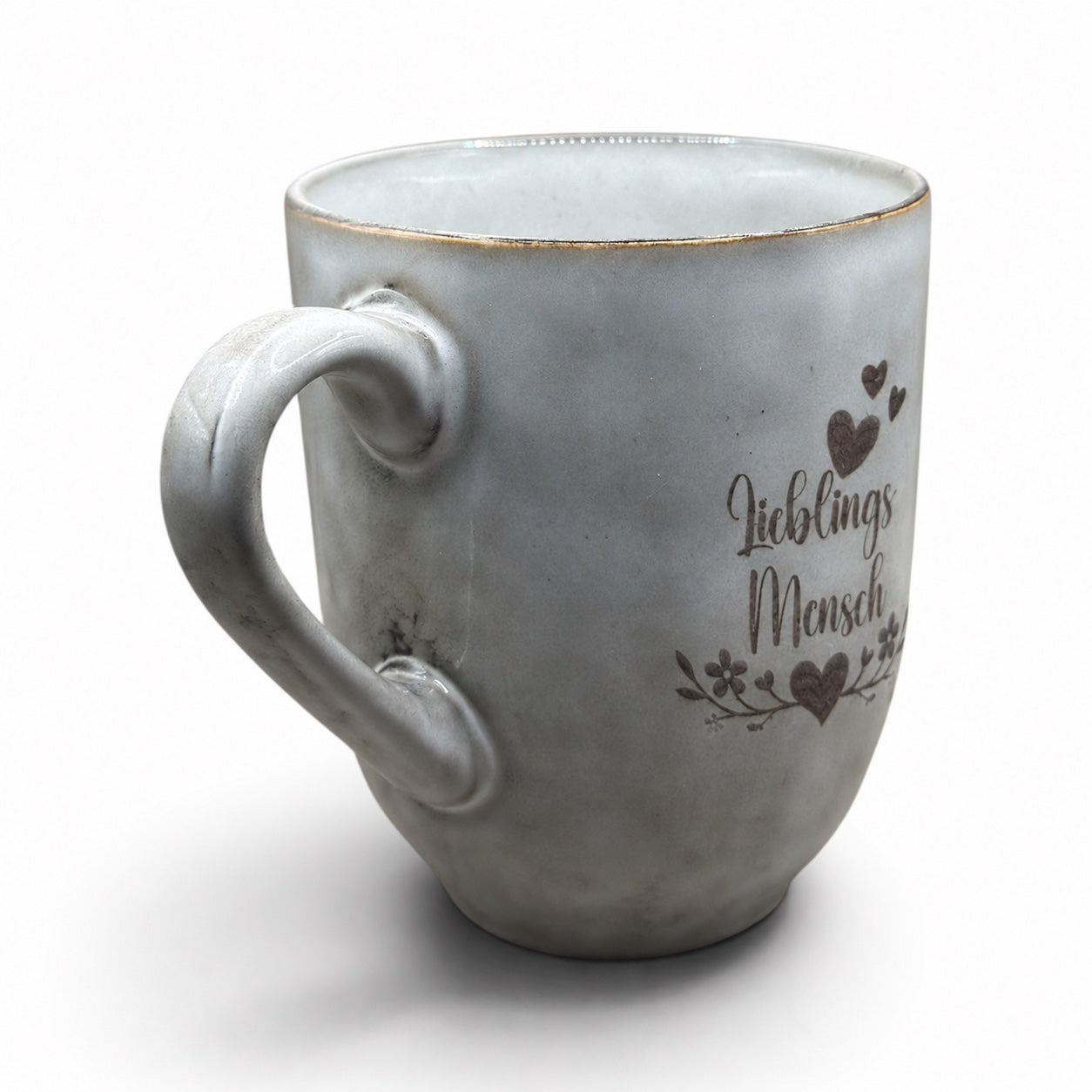 Graue Keramiktasse mit Lieblingsmensch-Gravur in schräger Henkelansicht