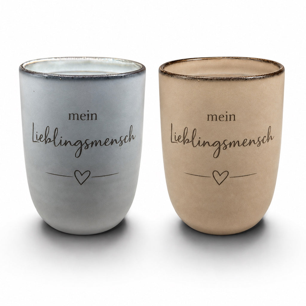 Graue und beige Keramiktasse mit Gravur „Mein Lieblingsmensch“ und Herzmotiv