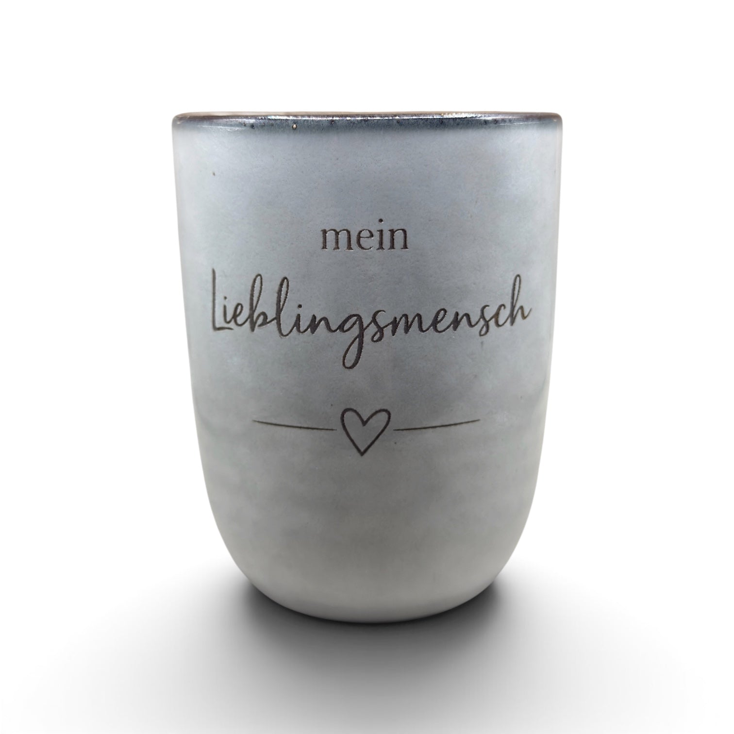 Graue Keramiktasse mit Gravur „Mein Lieblingsmensch“ – Frontansicht