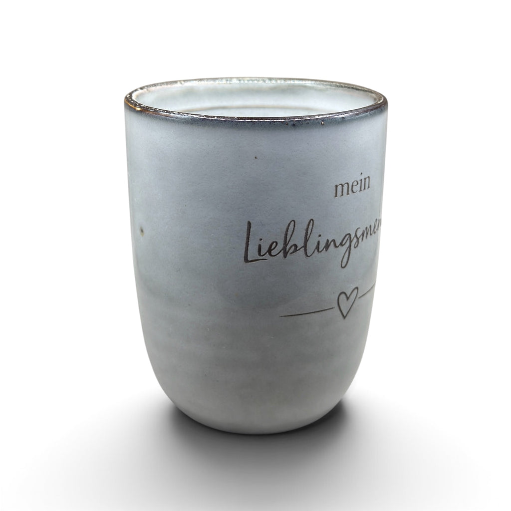 Graue Keramiktasse mit Lasergravur „Mein Lieblingsmensch“ in linker Seitenansicht