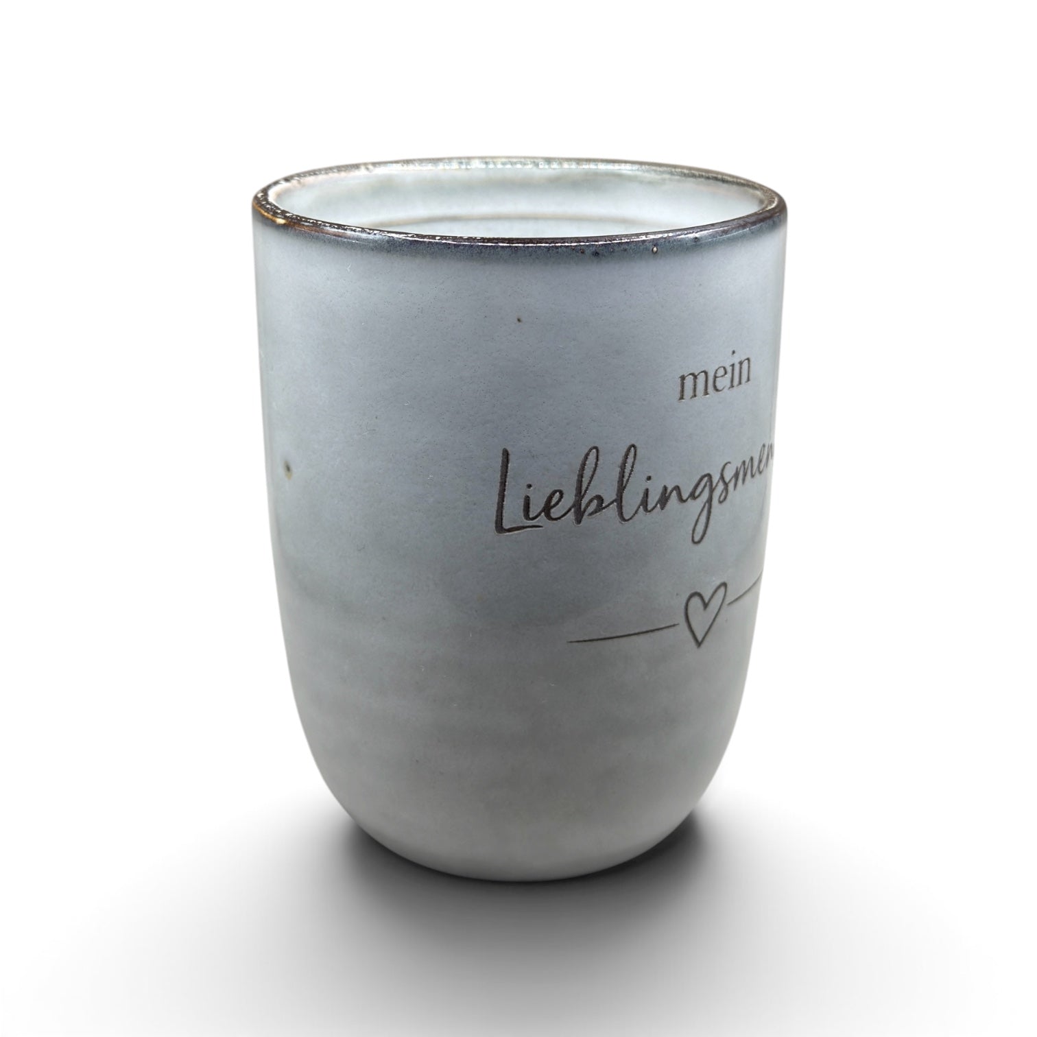 Graue Keramiktasse mit Lasergravur „Mein Lieblingsmensch“ in linker Seitenansicht