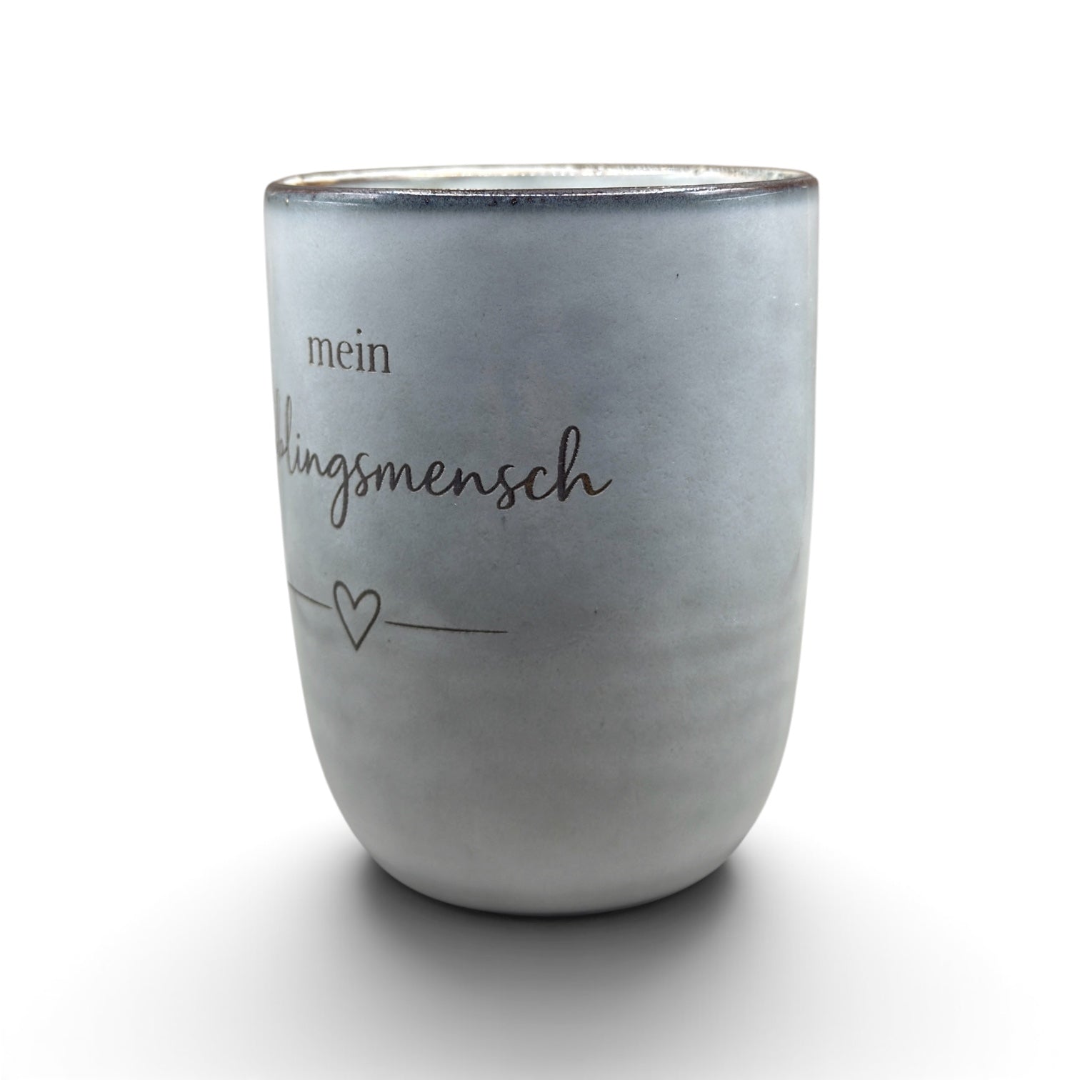 Graue Keramiktasse mit graviertem Lieblingsmensch-Motiv in schräger Ansicht