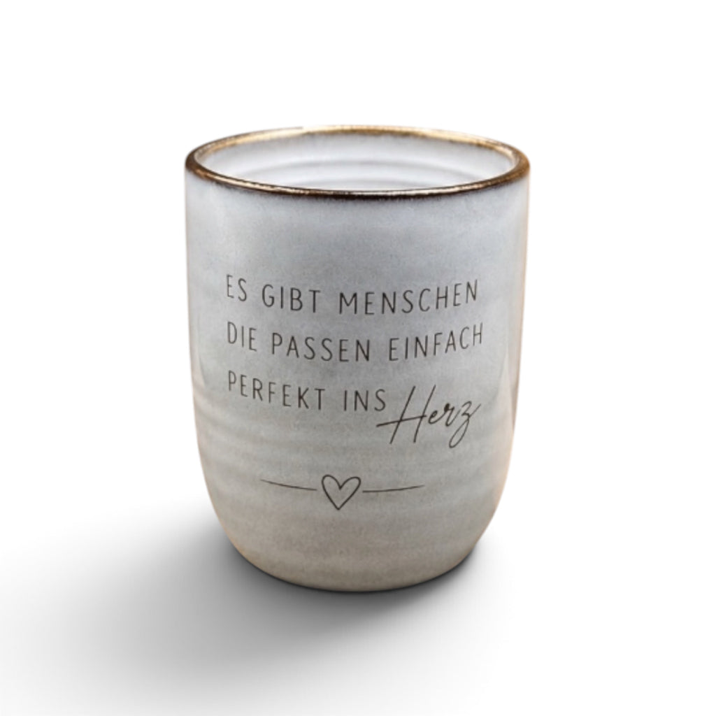 Graue Keramiktasse mit Gravur „Perfekt ins Herz“ – weitere Frontansicht