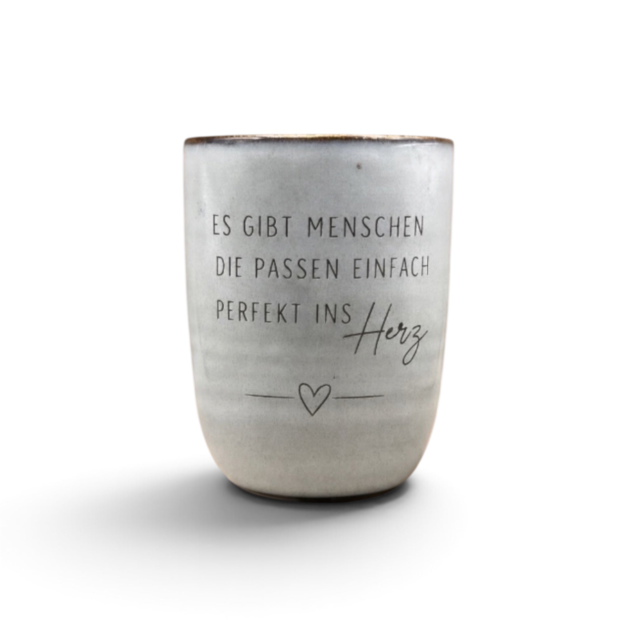 Graue Keramiktasse mit Gravur „Es gibt Menschen, die passen einfach perfekt ins Herz“ – Frontansicht