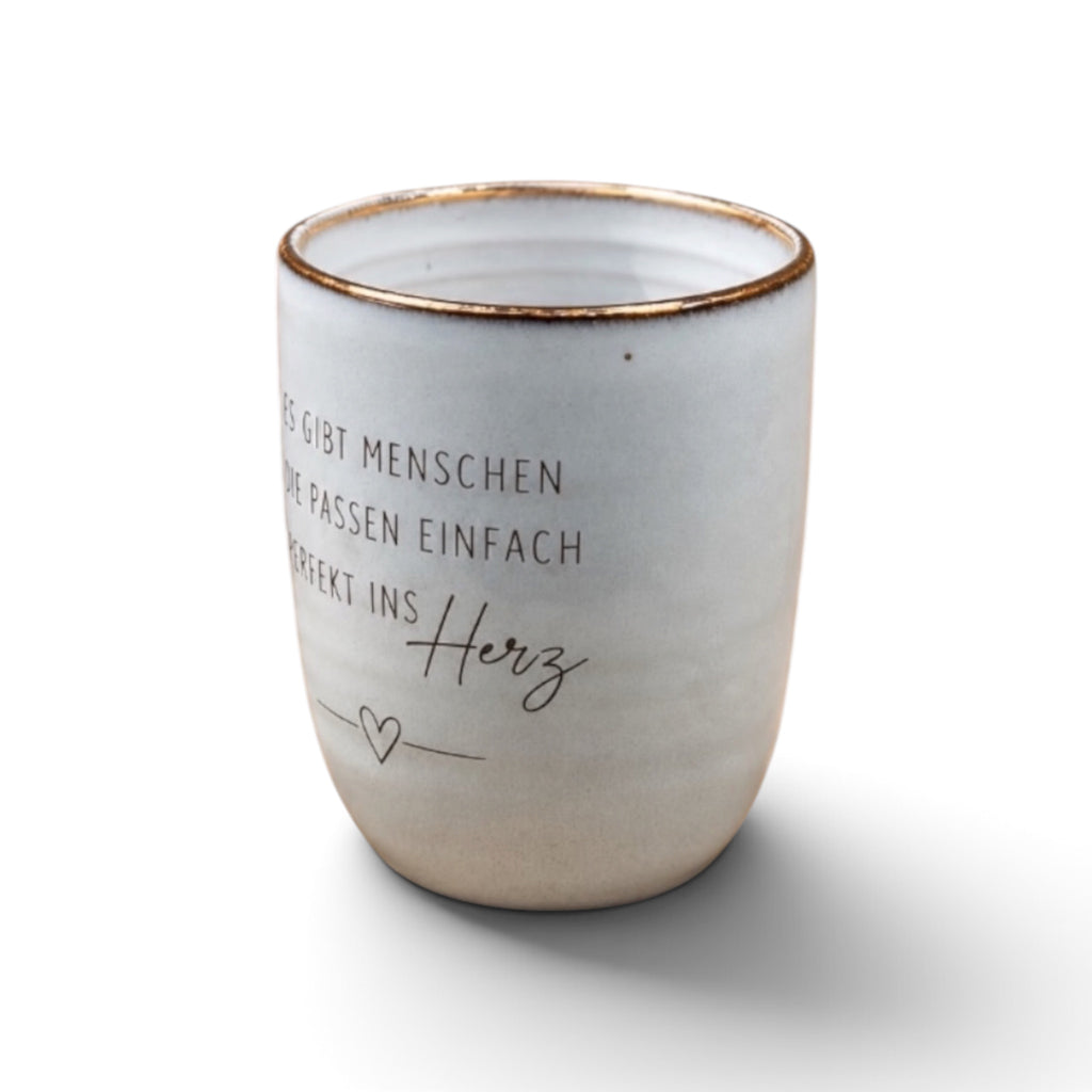 Graue Keramiktasse mit Herz-Spruch – schräge Ansicht