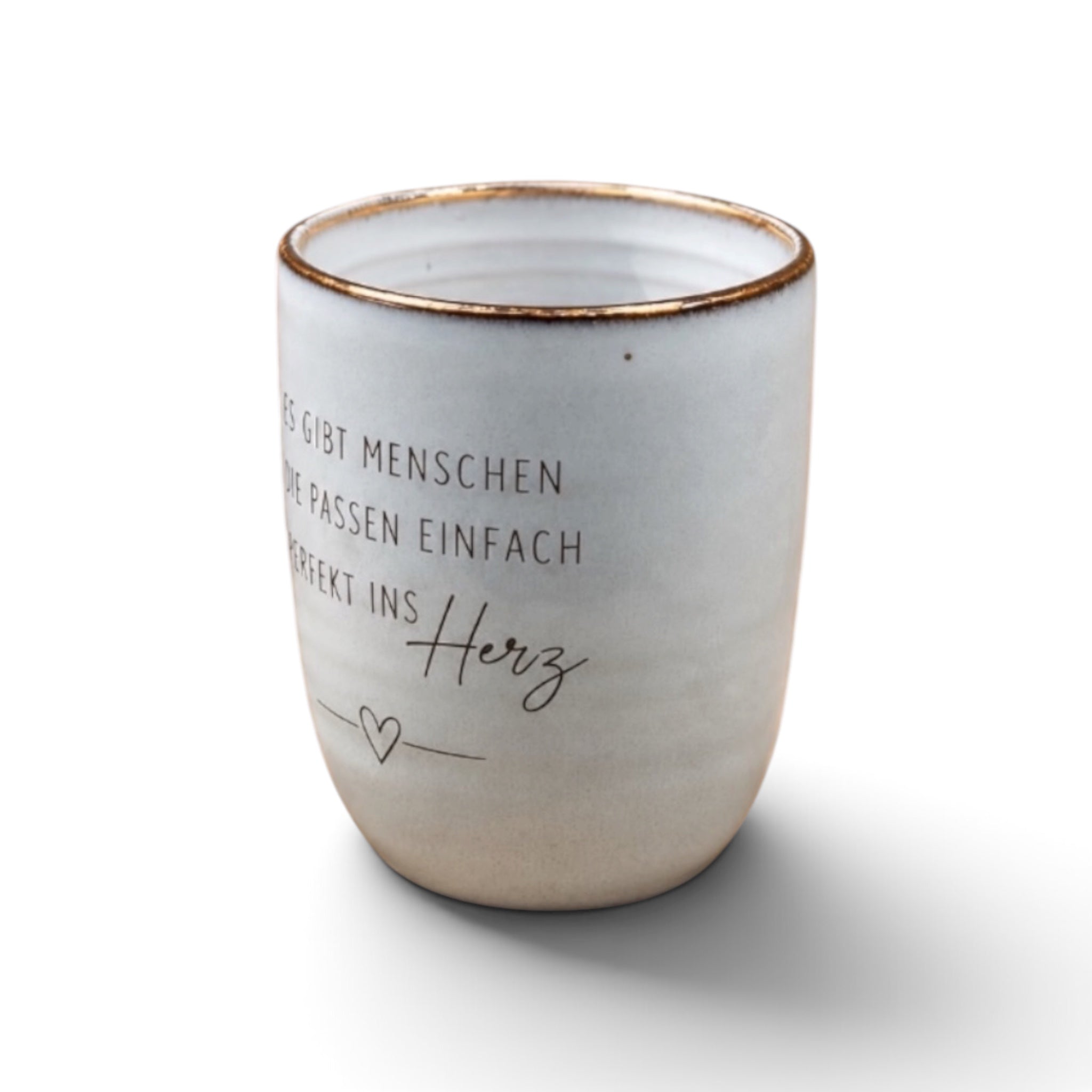 Graue Keramiktasse mit Herz-Spruch – schräge Ansicht