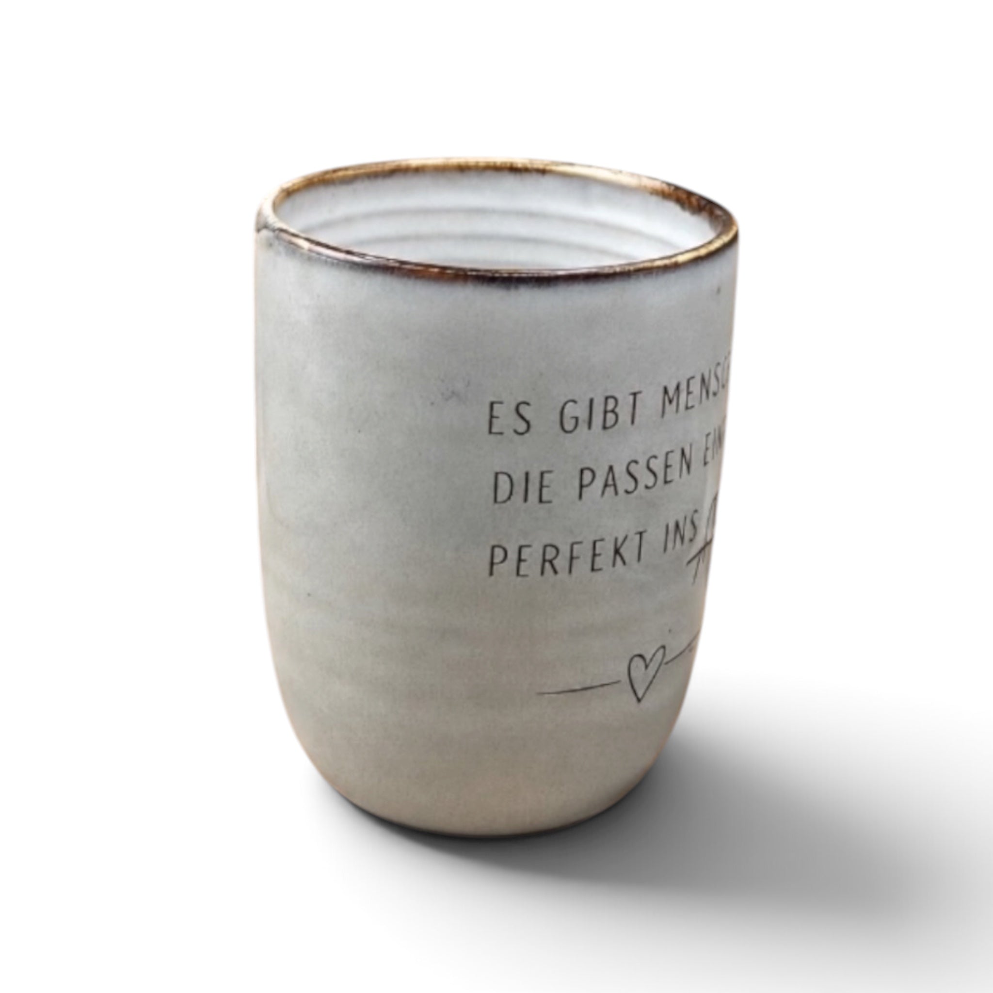 Graue Keramiktasse mit graviertem Herz-Spruch – Seitenansicht