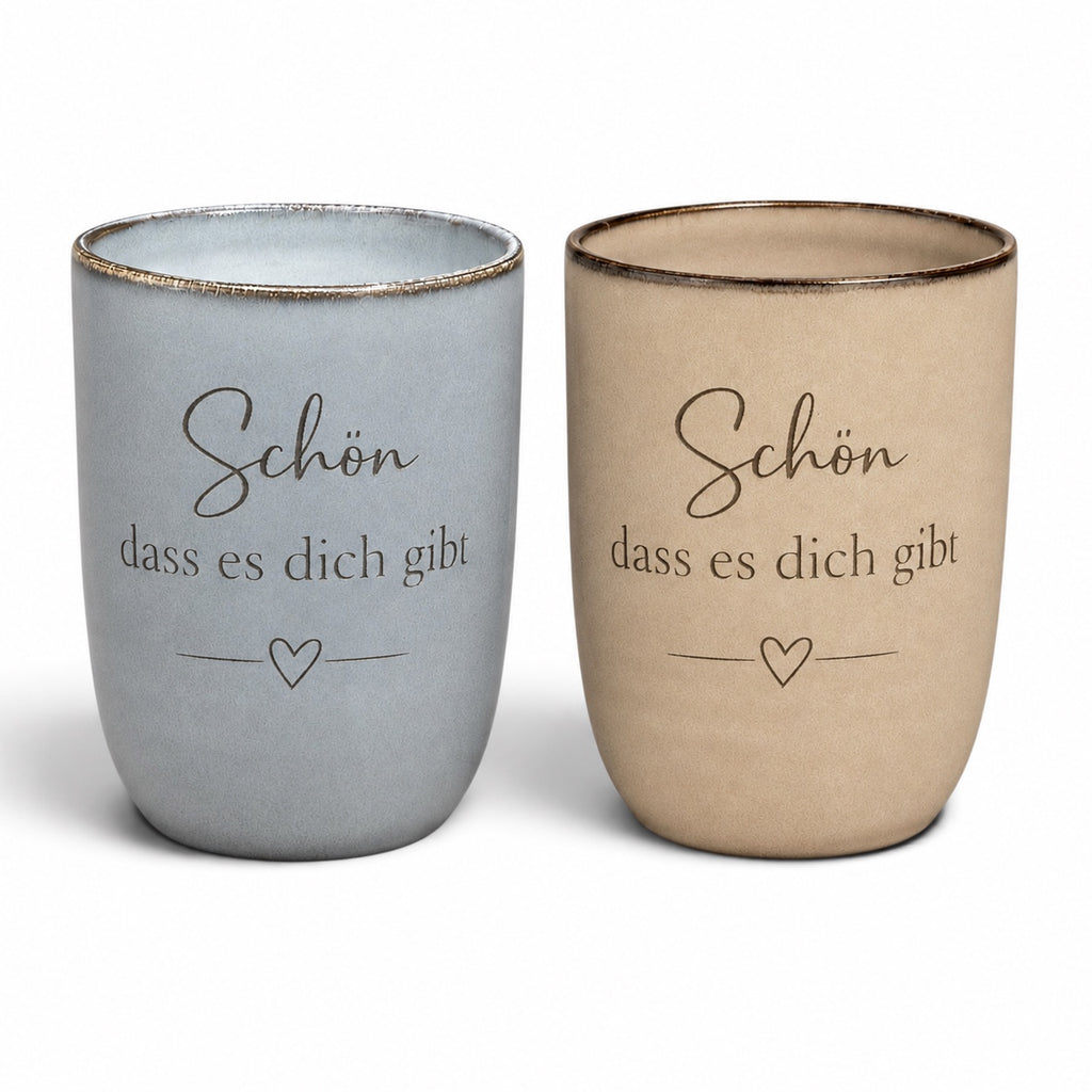Keramiktassen in Grau und Beige mit Gravur „Schön, dass es dich gibt“ und Herzmotiv