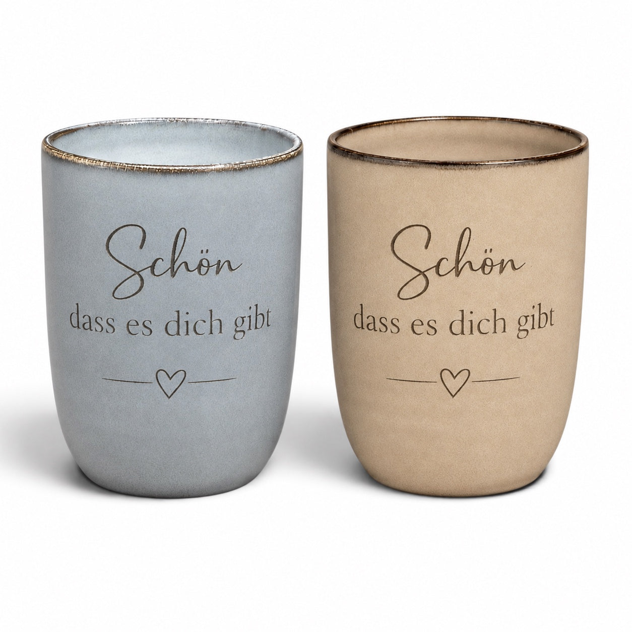 Keramiktassen in Grau und Beige mit Gravur „Schön, dass es dich gibt“ und Herzmotiv