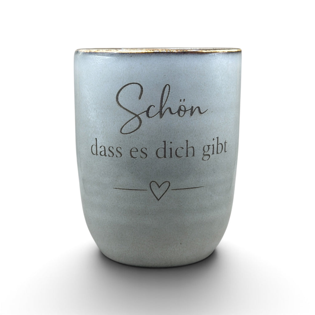 Graue Keramiktasse mit Gravur „Schön, dass es dich gibt“ und Herzmotiv