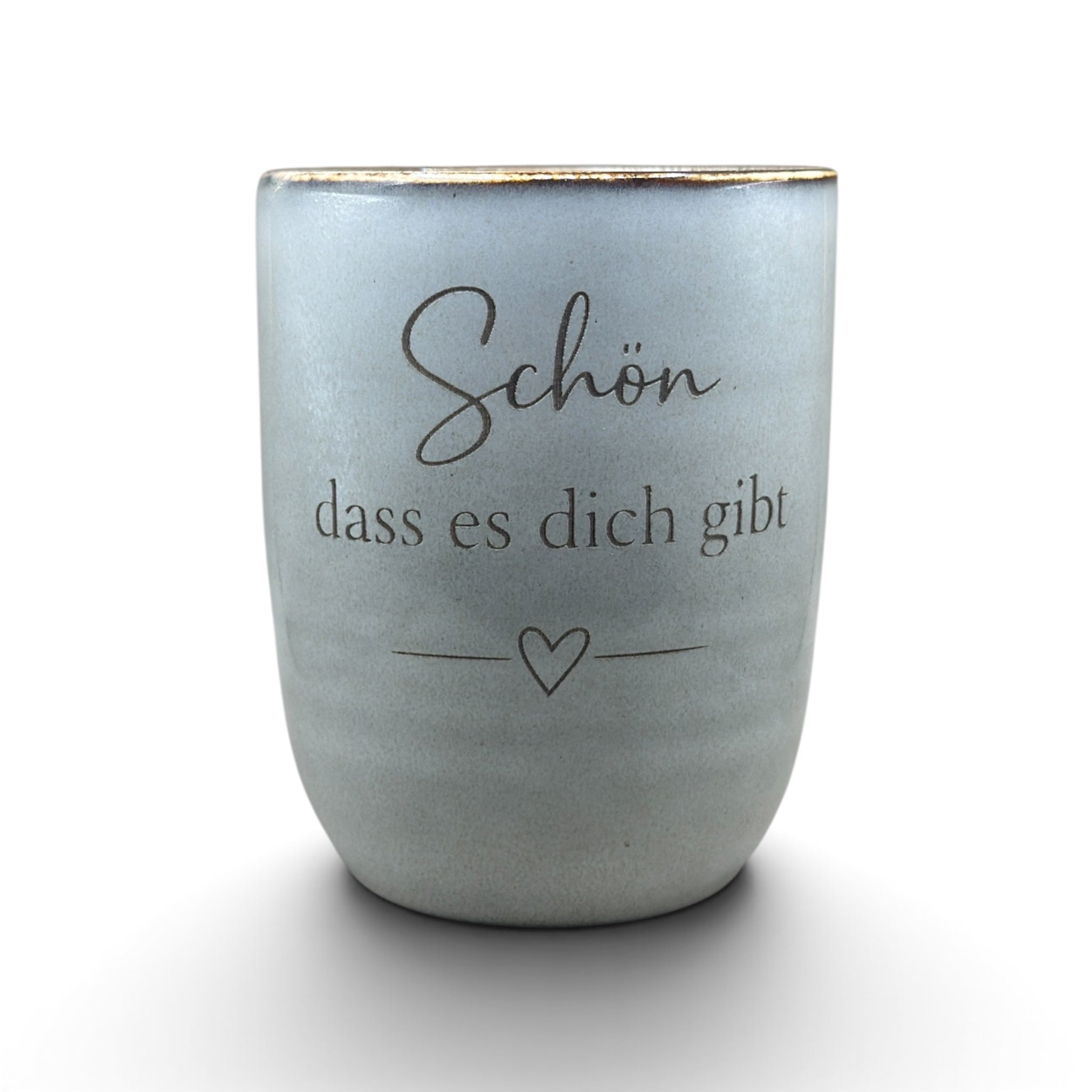 Graue Keramiktasse mit Gravur „Schön, dass es dich gibt“ und Herzmotiv
