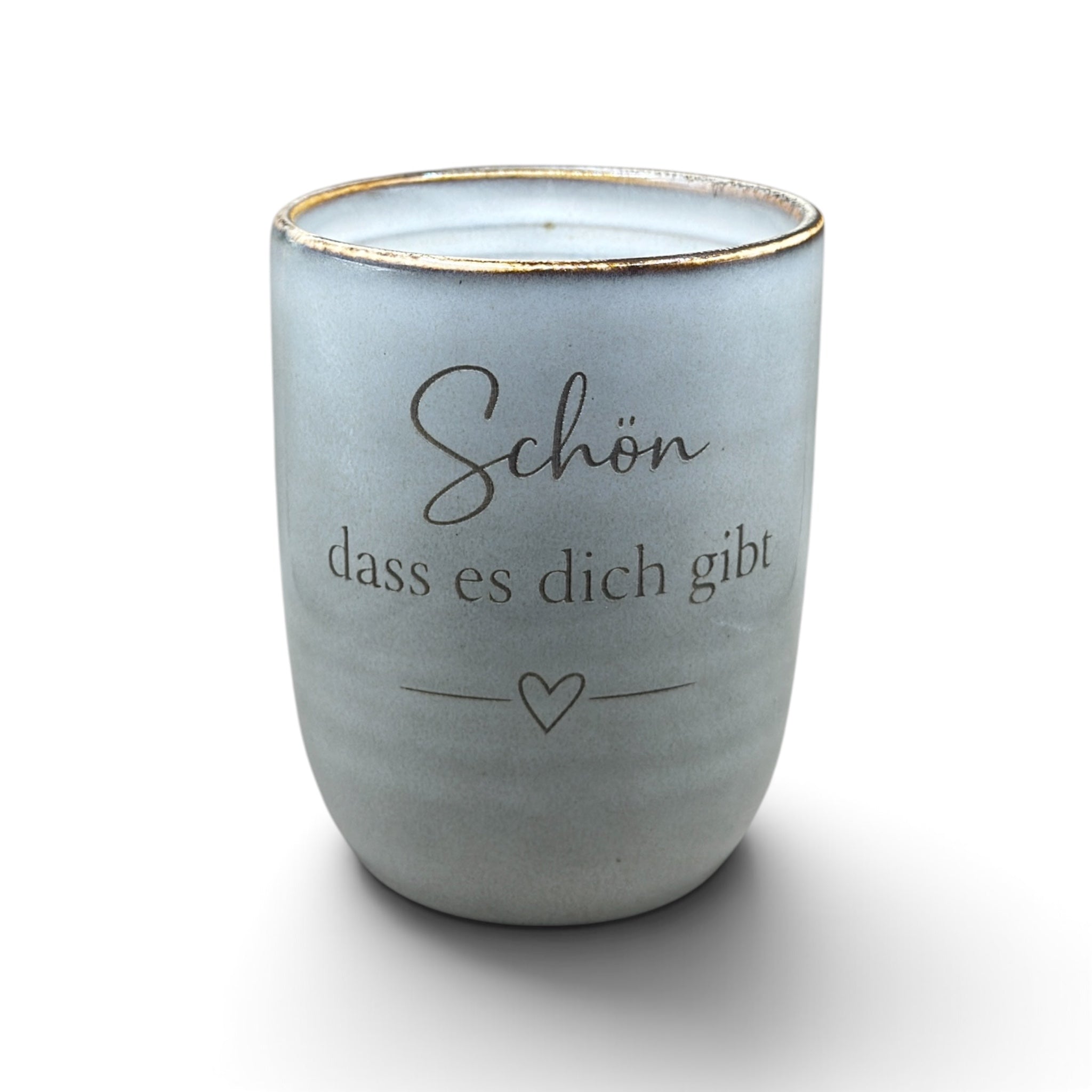 Graue Keramiktasse 330 ml mit Gravur „Schön, dass es dich gibt“ in schräger Frontansicht