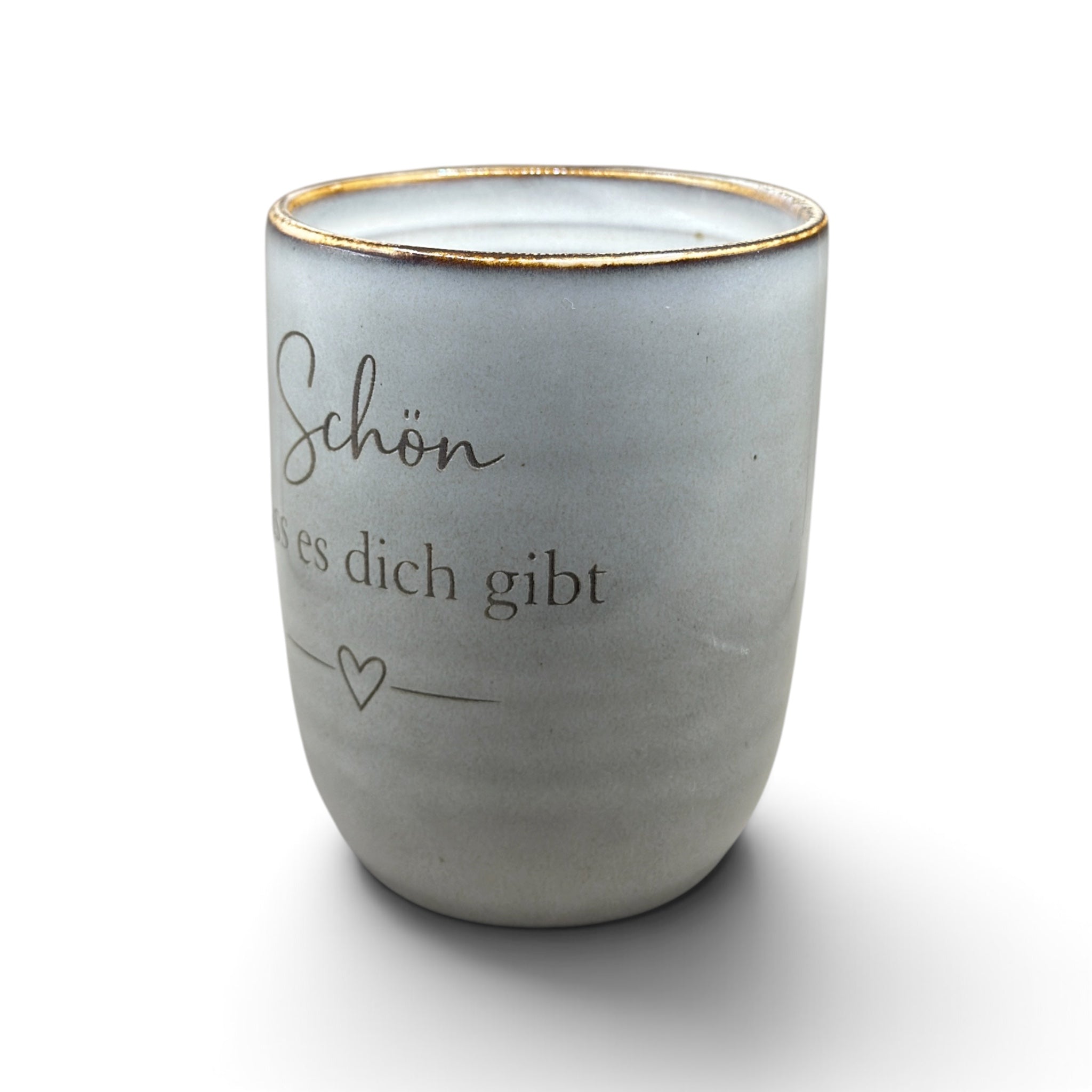 Graue Keramiktasse mit teilweise sichtbarer Gravur „Schön, dass es dich gibt“ in Seitenansicht