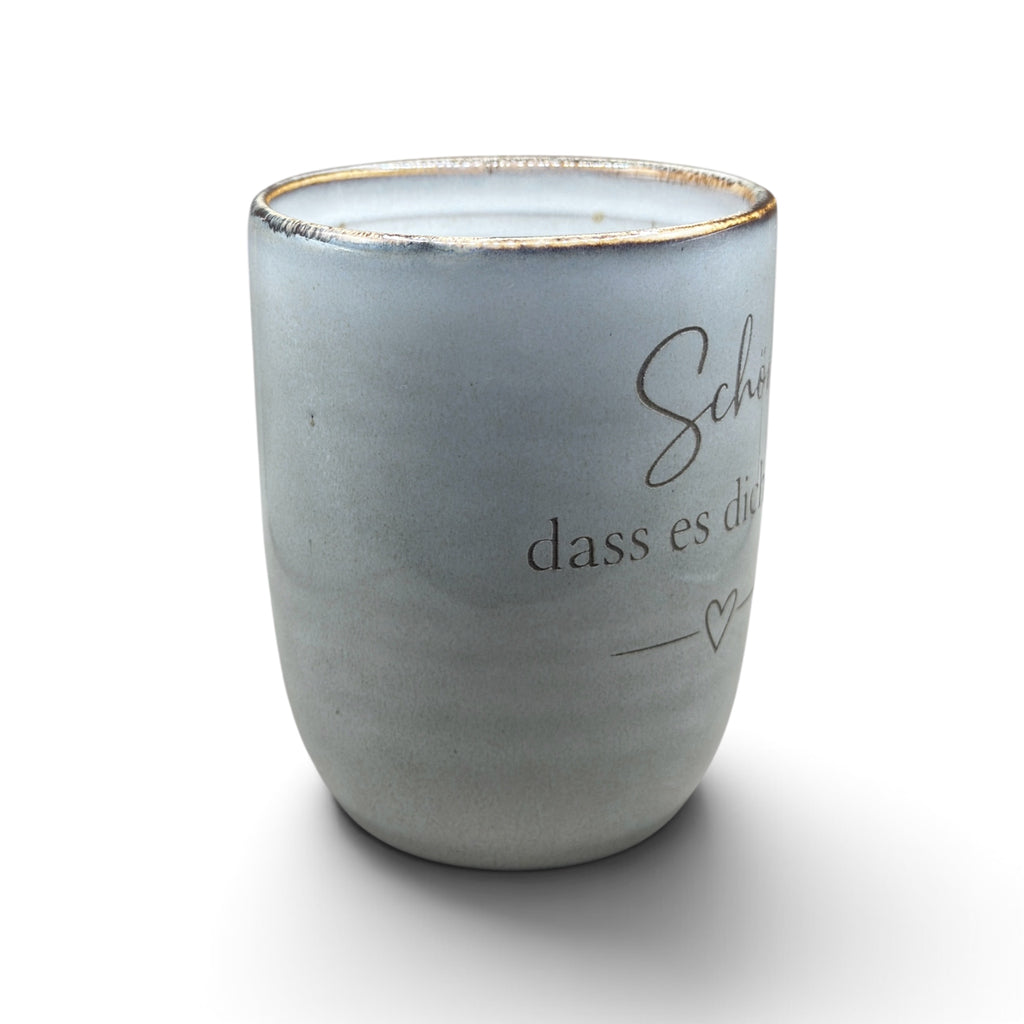Graue Keramiktasse mit Herzmotiv und Gravur „Schön, dass es dich gibt“ aus seitlicher Perspektive