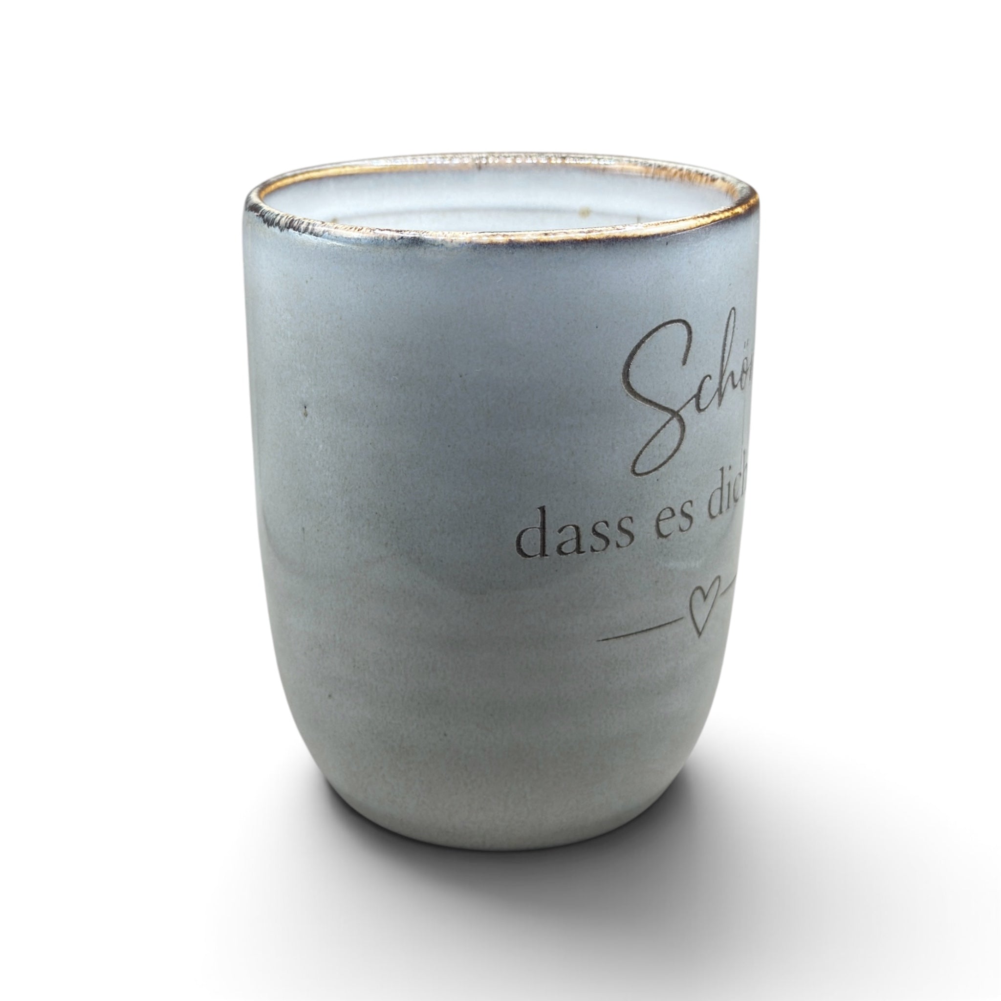 Graue Keramiktasse mit Herzmotiv und Gravur „Schön, dass es dich gibt“ aus seitlicher Perspektive