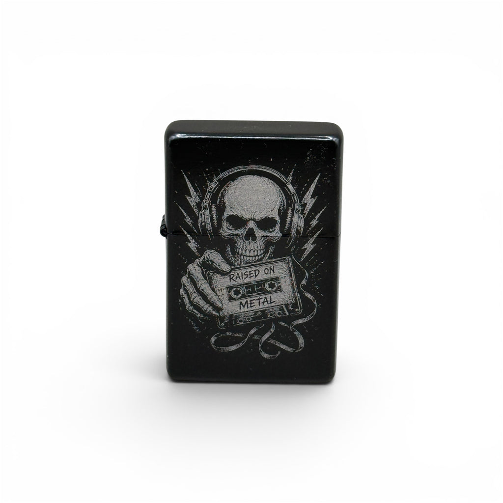 Benzinfeuerzeug Raised On Metal mit Totenkopf-Motiv auf weißem Hintergrund