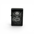 Schwarzes Benzinfeuerzeug mit Totenkopf und Raised-on-Metal-Gravur