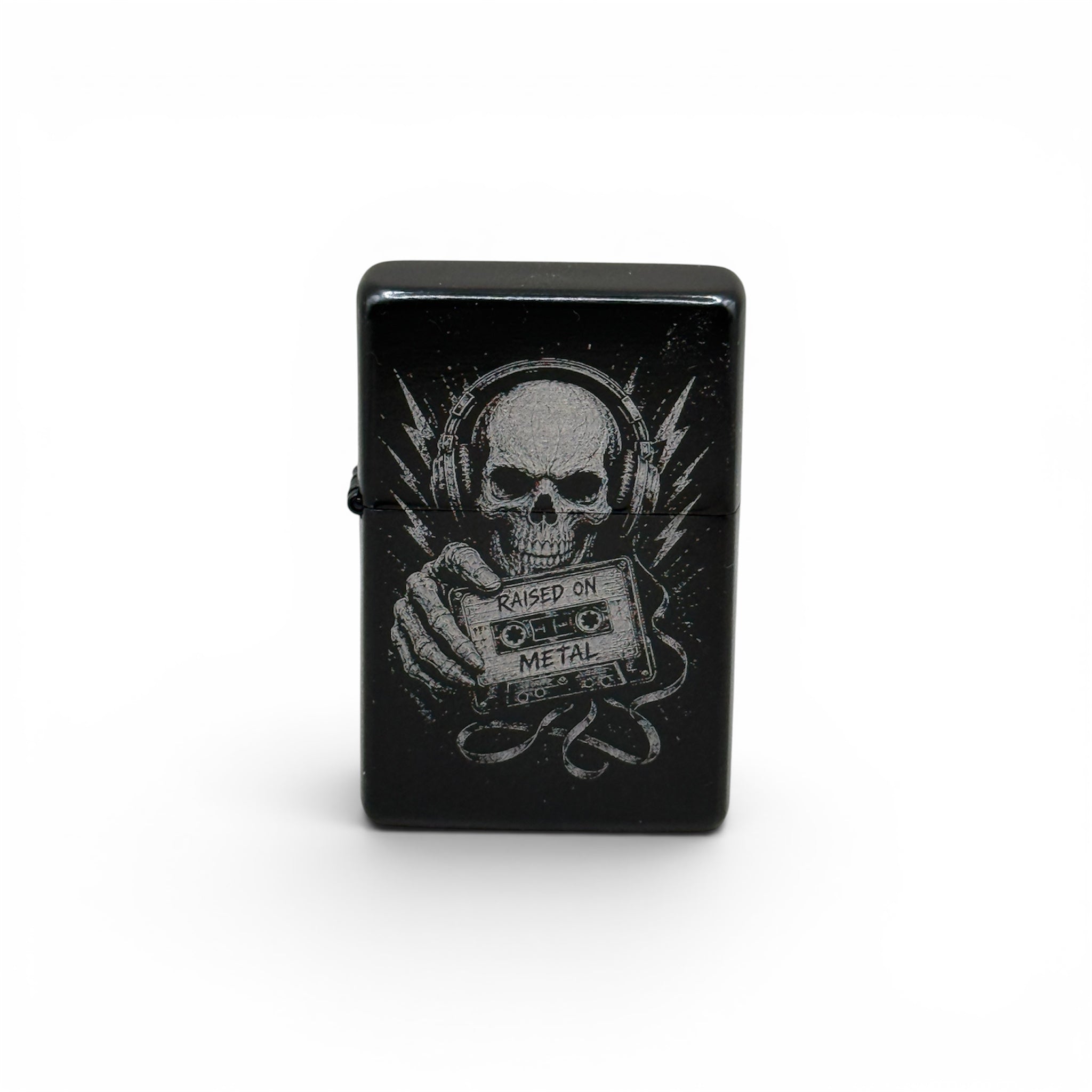 Benzinfeuerzeug Raised On Metal mit Totenkopf-Motiv auf weißem Hintergrund