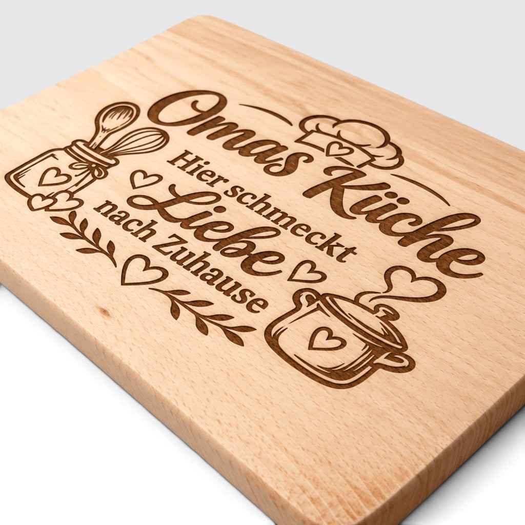 Detailansicht der Lasergravur Omas Küche Hier schmeckt Liebe nach Zuhause