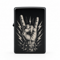 Schwarzes Benzinfeuerzeug mit graviertem Devil-Horns-Motiv, Blitzen und Nietenarmband in frontaler Ansicht.