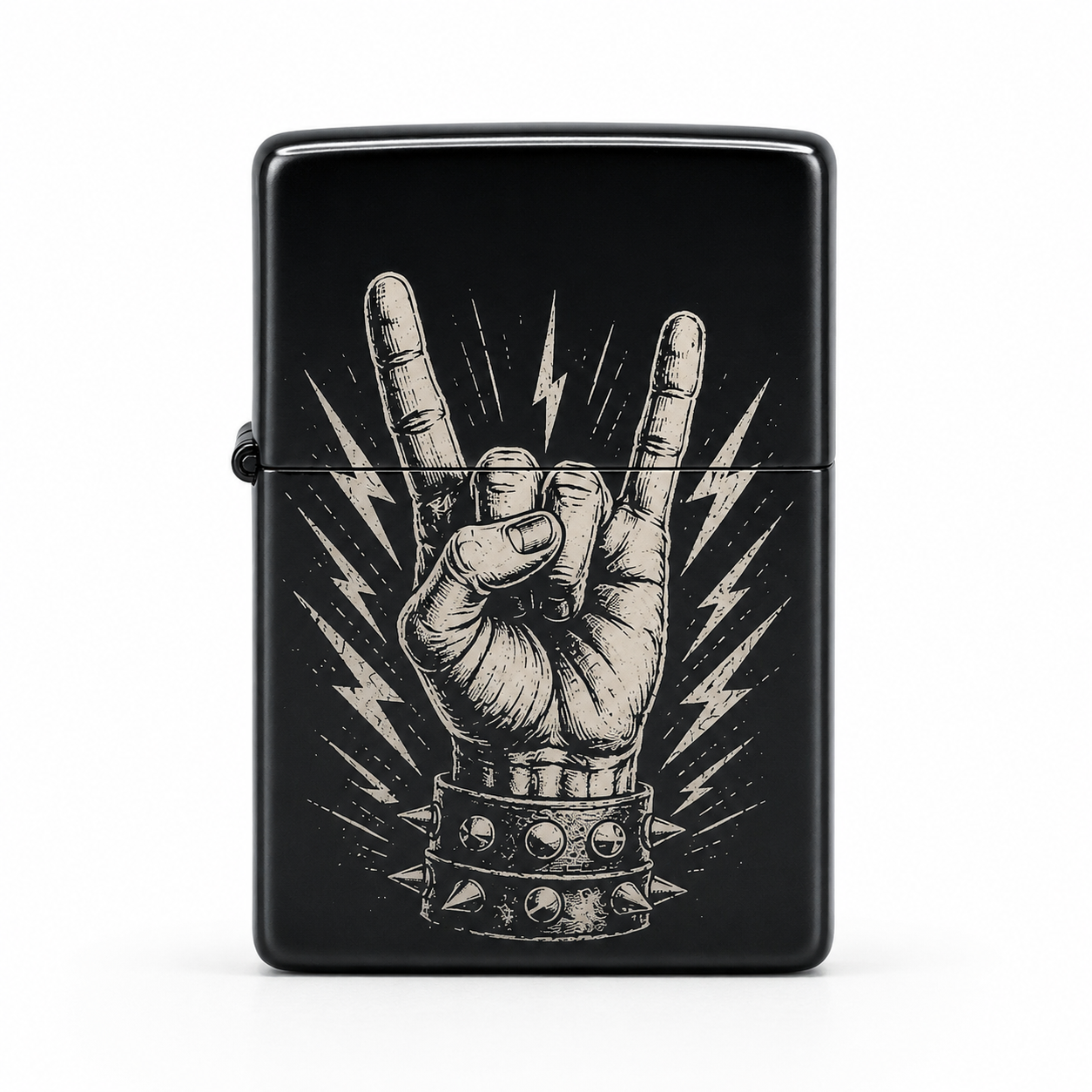 Schwarzes Benzinfeuerzeug mit graviertem Devil-Horns-Motiv, Blitzen und Nietenarmband in frontaler Ansicht.