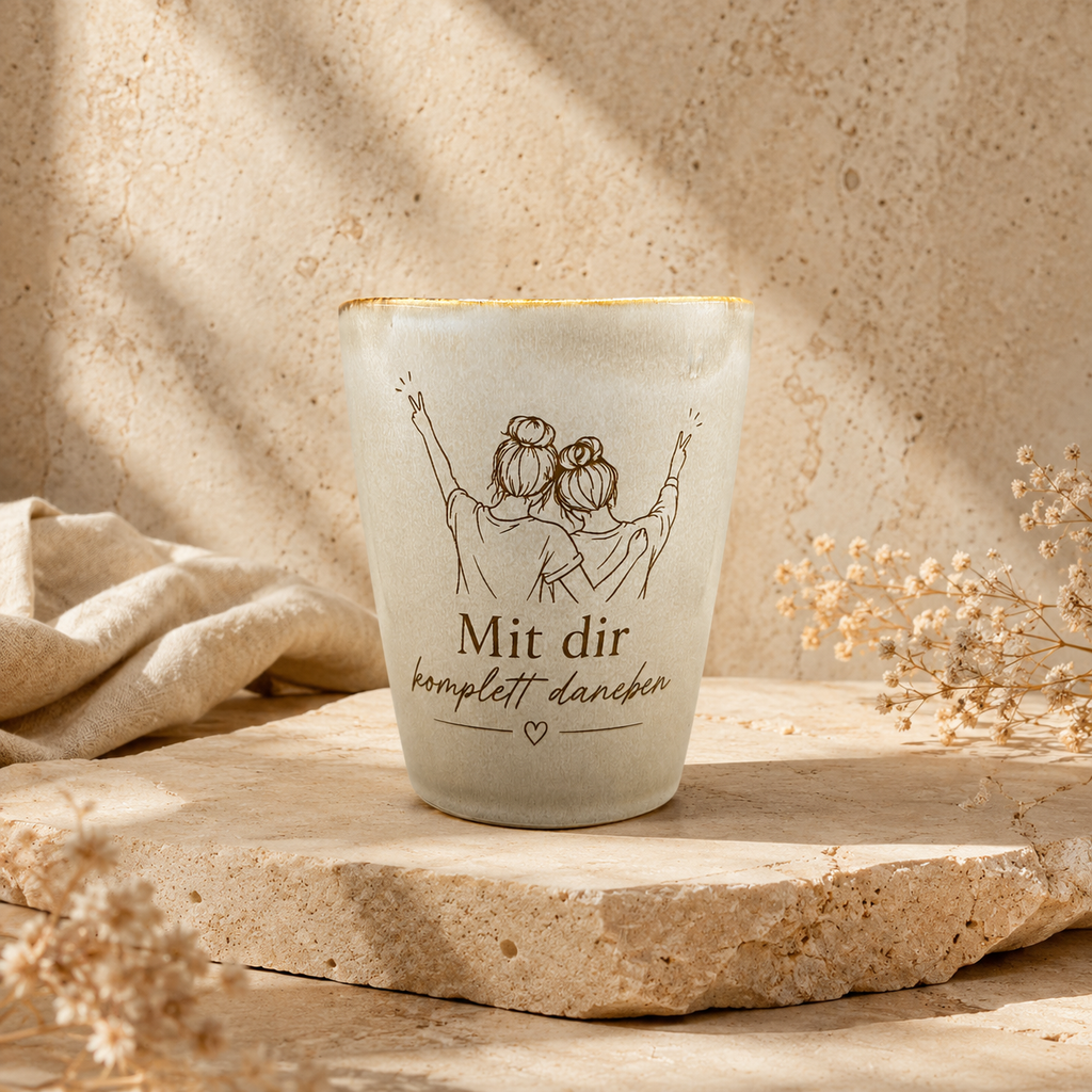 Beiger Keramikbecher mit Gravur „Mit dir komplett daneben“ für die beste Freundin