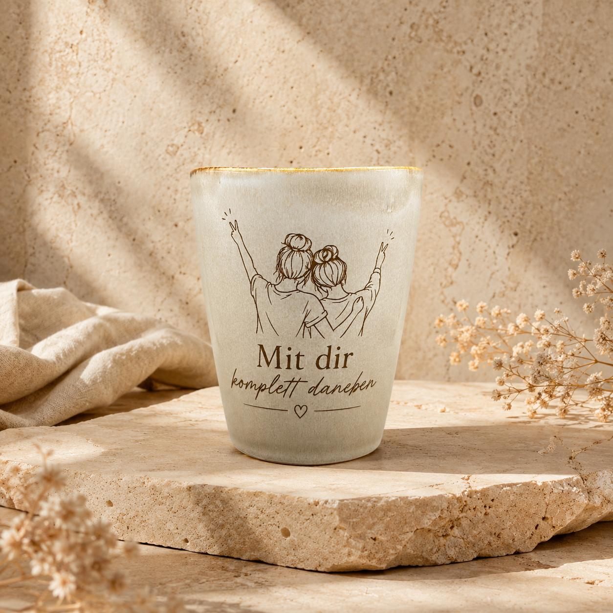 Beiger Keramikbecher mit Gravur „Mit dir komplett daneben“ für die beste Freundin