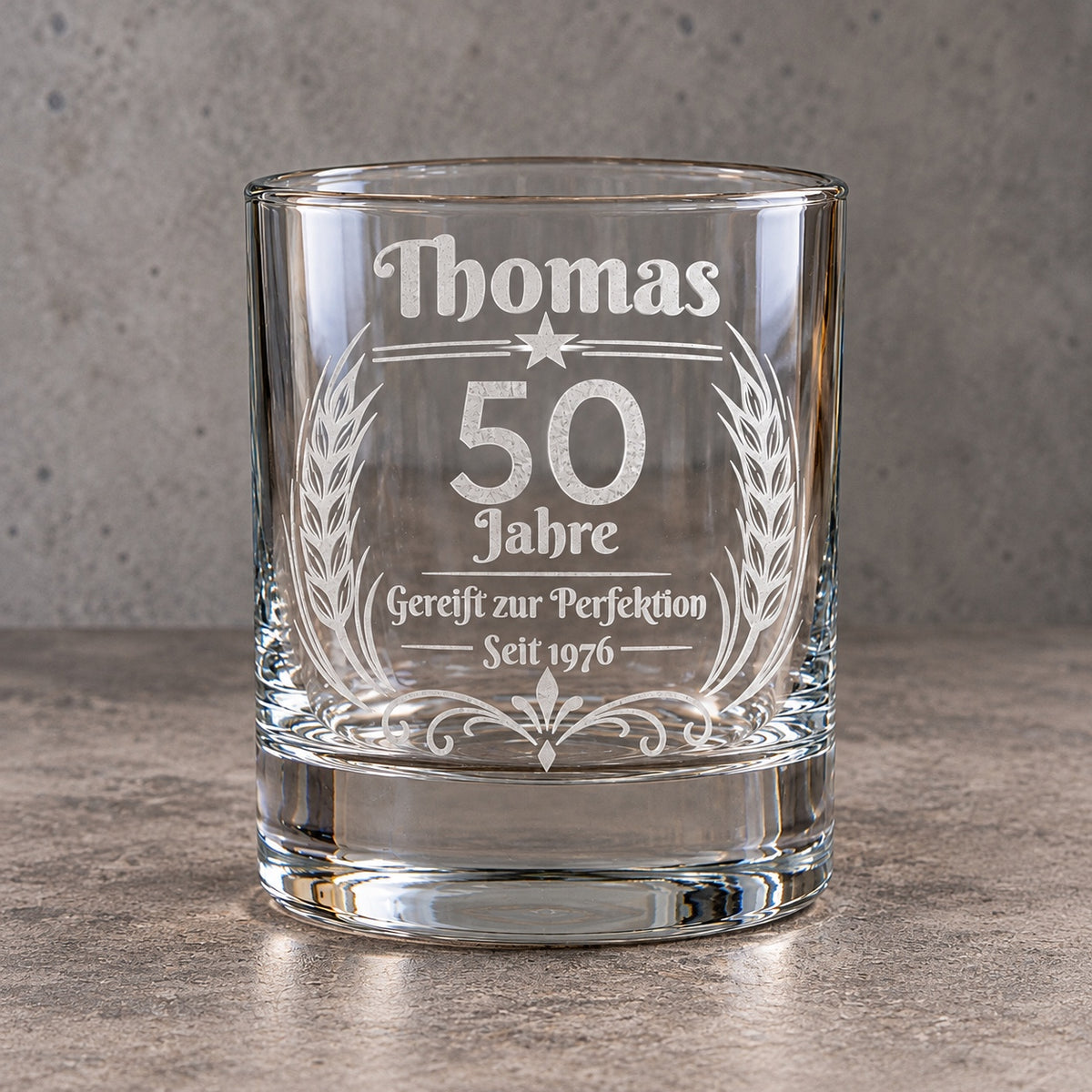Personalisiertes Whiskyglas 200 ml mit Gravur – Vorderansicht, Beispiel Thomas 50 Jahre seit 1976
