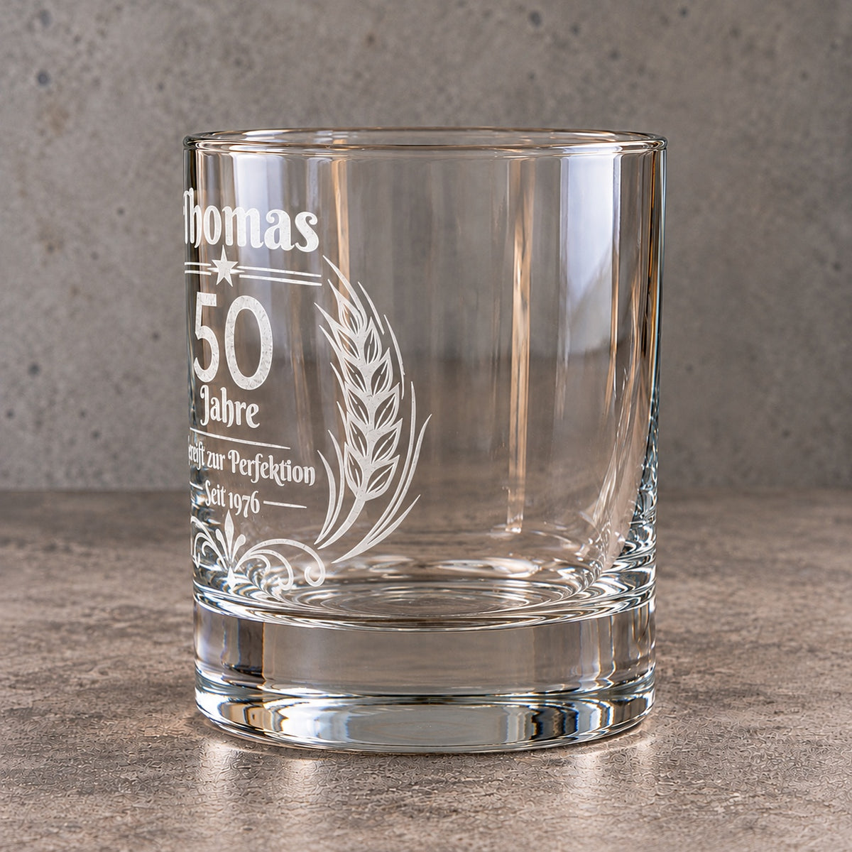 Personalisiertes Whiskyglas aus Glas, 200 ml – seitliche Ansicht der Gravur